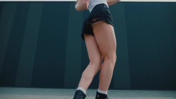 Жінка Танцює Відкритому Повітрі Перед Будівлею Жінка Білих Верхніх Чорних — стокове відео