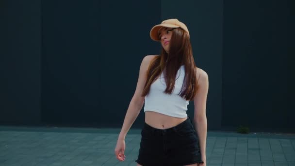 Binanın Önünde Dans Eden Bir Kadın Yavaş Çekim Beyaz Bluzlu — Stok video