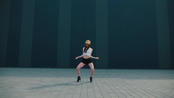 Žena Tančí Venku Před Budovou Zpomalená Střelba Žena Bílém Svršku — Stock video