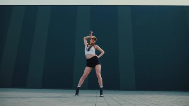 Femme Dansant Extérieur Devant Bâtiment Tir Ralenti Femme Haut Blanc — Video