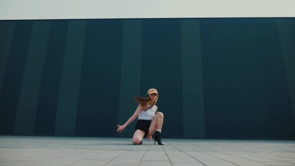Γυναίκα Χορεύει Έξω Μπροστά Από Κτίριο Αργή Κίνηση Γυναίκα Λευκή — Αρχείο Βίντεο