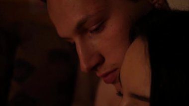 Çıplak adam ve kadın loş bir odada kucaklaşıyorlar. Karanlığın içinde bir çift, yatakta hassas bir anı paylaşıyor. Gölgeli uzayda kadın ve erkeği kucaklayıp öper. Loş ortamda kucaklaşan bir çift. Karanlık bir odada sevgi dolu bir kucaklama. Şefkatli bir kucaklama 