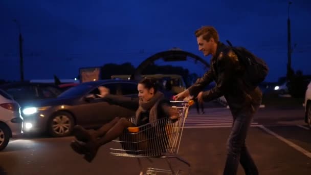 Paar Das Spät Abend Mit Einem Einkaufswagen Auf Der Straße — Stockvideo