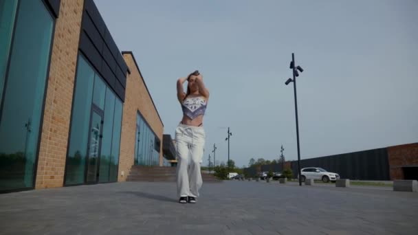 Mulher Graciosamente Dançando Saltos Altos Frente Prédio Urbano Mulher Energética — Vídeo de Stock