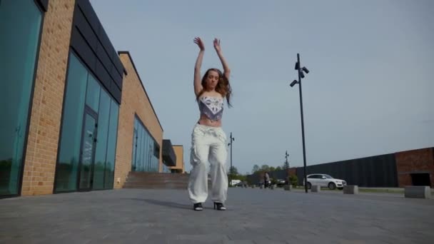 Mulher Graciosamente Dançando Saltos Altos Frente Prédio Urbano Mulher Energética — Vídeo de Stock