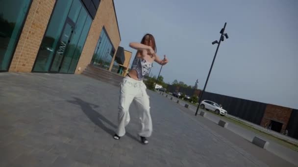 Γυναίκα Χάρη Χορεύει Ψηλά Τακούνια Μπροστά Από Αστικό Κτίριο Αργή — Αρχείο Βίντεο
