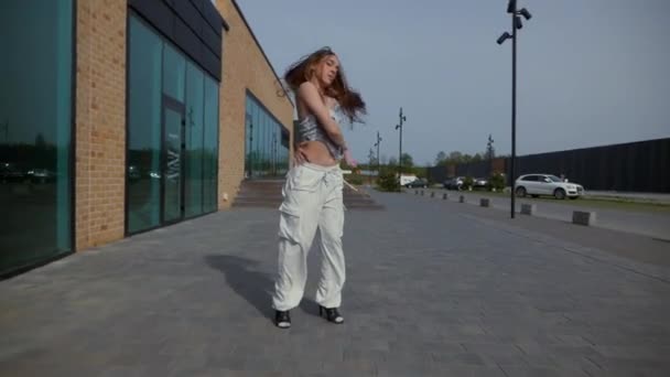 Vrouw Sierlijk Dansend Hoge Hakken Voor Het Stedelijke Gebouw Slow — Stockvideo