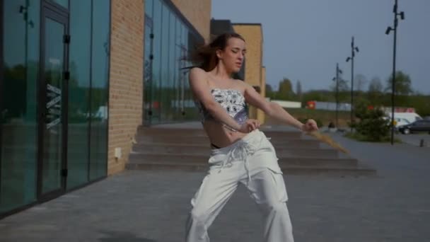 Mujer Bailando Graciosamente Tacones Altos Frente Edificio Urbano Disparo Cámara — Vídeos de Stock
