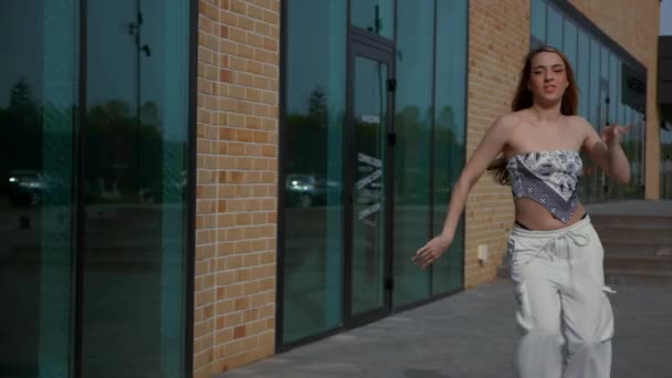 Mulher Graciosamente Dançando Salto Alto Frente Prédio Urbano Disparo Câmara — Vídeo de Stock