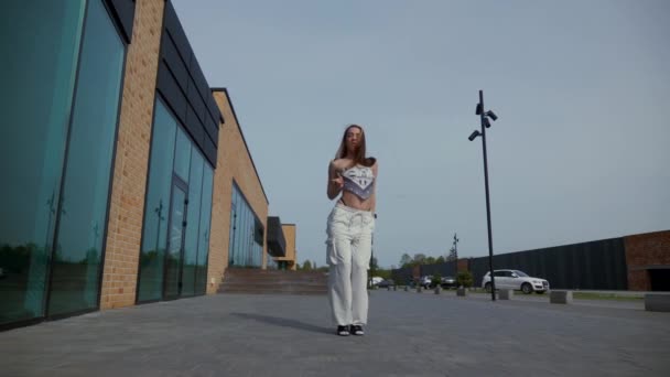 Wanita Dengan Anggun Menari Dengan Sepatu Hak Tinggi Depan Gedung — Stok Video