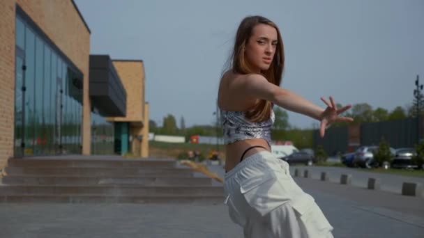 Mujer Bailando Graciosamente Tacones Altos Frente Edificio Urbano Disparo Cámara — Vídeos de Stock