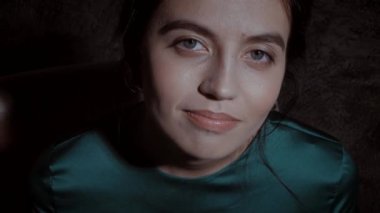 Güzel bir kadın şiir anlatır. Manken romantik bir stüdyoda yeşil bir elbise giyiyor. Bir kadın sandalyeye oturur ve kamerayla konuşur..