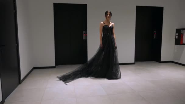 Mulher Elegante Vestido Preto Passeando Por Corredor Senhora Elegante Traje — Vídeo de Stock