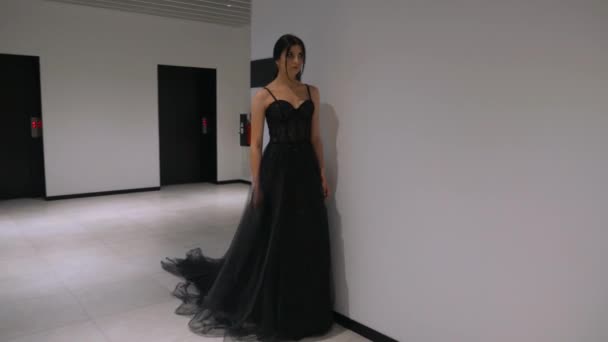 Mujer Elegante Vestido Negro Paseando Por Pasillo Elegante Dama Traje — Vídeo de stock