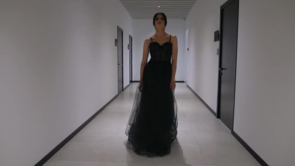 Elegante Donna Abito Nero Passeggiando Attraverso Corridoio Elegante Signora Abito — Video Stock