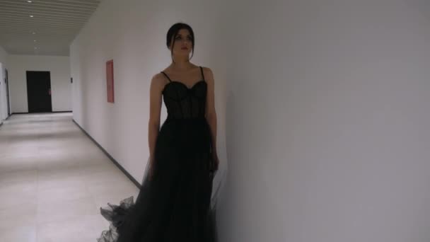 Elegante Donna Abito Nero Passeggiando Attraverso Corridoio Elegante Signora Abito — Video Stock