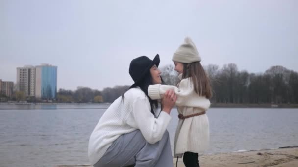Matka Córka Przytulają Się Stoją Razem Nad Wodą Scena Plaży — Wideo stockowe