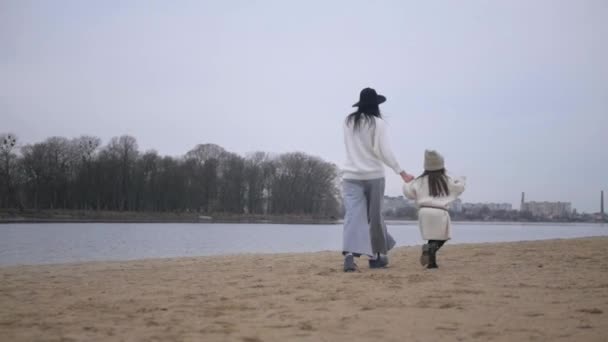 Mãe Filha Desfrutando Uma Corrida Praia Areia Momento Ligação Familiar — Vídeo de Stock