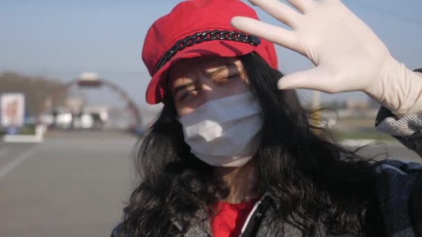 Femeie Singură Într Mască Medicală Protecție Într Oraș Părăsit Epidemie — Videoclip de stoc