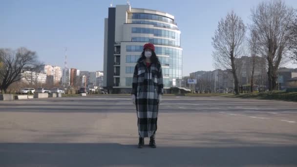 在一个荒废的城市里 一个戴着医疗防护面具的孤独女人 病毒在城市流行 Coronavirus 世界上一种危险疾病的大流行病 — 图库视频影像