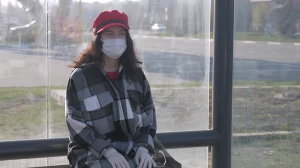 Una Donna Sola Con Una Maschera Protettiva Medica Una Città — Video Stock