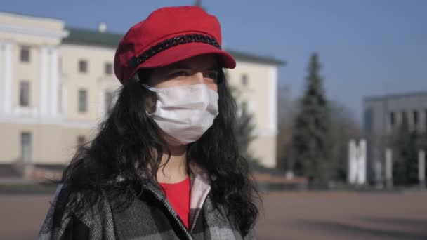 Seorang Wanita Kesepian Dengan Topeng Pelindung Medis Kota Yang Sepi — Stok Video