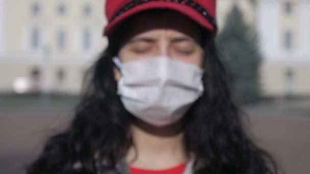Een Eenzame Vrouw Met Een Medisch Beschermend Masker Een Verlaten — Stockvideo
