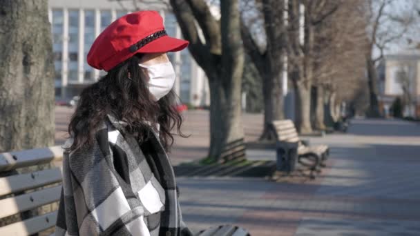 Una Mujer Solitaria Con Una Máscara Médica Protectora Una Ciudad — Vídeo de stock
