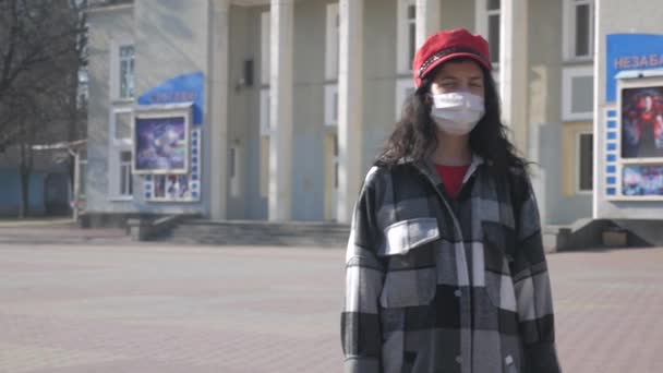 Ensam Kvinna Medicinsk Skyddsmask Öde Stad Virusepidemi Staden Coronavirus Pandemi — Stockvideo