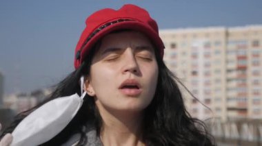 Issız bir şehirde tıbbi koruyucu maskeli yalnız bir kadın. Şehirde virüs salgını var. Coronavirus. Dünyada tehlikeli bir hastalığın salgını.