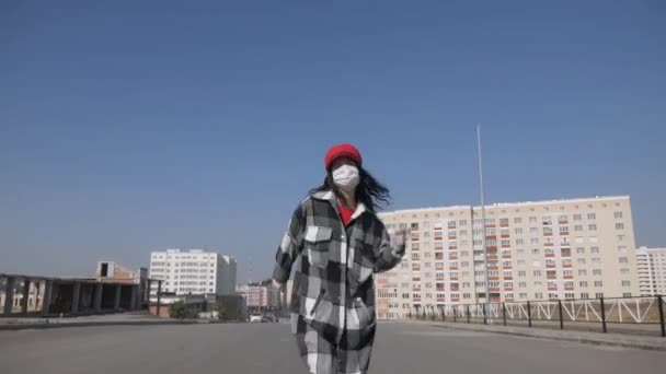 Una Donna Sola Con Una Maschera Protettiva Medica Una Città — Video Stock