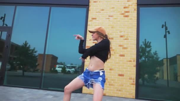 Kobieta Jeansowych Szortach Czarnej Bluzce Wdziękiem Tańcząca Wysokich Obcasach Przed — Wideo stockowe