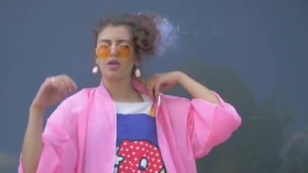 Een Vrouw Een Eigenzinnige Roze Outfit Die Vrolijk Danst Voor — Stockvideo