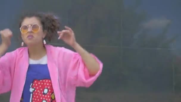 Uma Mulher Com Uma Roupa Cor Rosa Peculiar Dançar Alegremente — Vídeo de Stock
