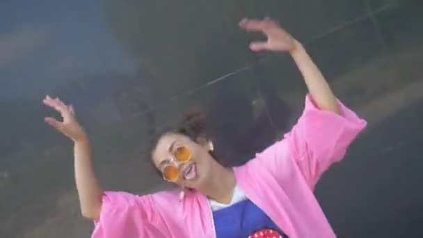 Kobieta Dziwnym Różowym Stroju Tańcząca Radośnie Przed Budynkiem Żywa Kobieta — Wideo stockowe
