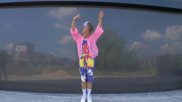 Žena Podivně Růžovém Kostýmu Radostně Tančící Před Budovou Živé Ženy — Stock video