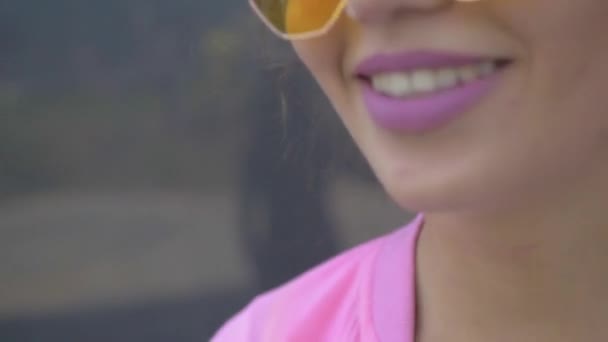Een Vrouw Een Eigenzinnige Roze Outfit Zingt Vrolijk Voor Een — Stockvideo
