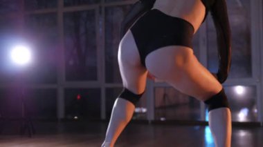 Kadın enerjik bir şekilde dans ediyor ve baştan çıkarıcı bir dans yapıyor. Dans eden kız. Erotik dans eden genç bir kadın. Külotlu ve bluzlu bir kadın dans ediyor. Kadın enerjik bir şekilde dans ediyor ve baştan çıkarıcı bir dans yapıyor. Erotik dans eden genç bir kadın. 