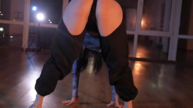 Siyah kar maskeli bir kadın dans ediyor ve baştan çıkarıcı bir dans yapıyor. Dans eden kız. Erotik dans eden genç bir kadın. Külotlu ve bluzlu bir kadın dans ediyor. Kadın enerjik bir şekilde dans ediyor ve baştan çıkarıcı bir dans yapıyor. Erotik dans eden kadın. 