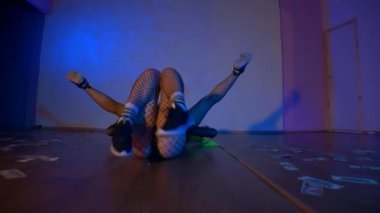 Kadınlar enerjik bir şekilde dans eder ve baştan çıkarıcı bir dans yapar. Dans eden kız. Erotik dans eden genç bir kadın. Külotlu ve bluzlu bir kadın dans ediyor. Balık ağı kıyafetli sinirli kadın şehvetle dans ediyor. Cesur kadın.