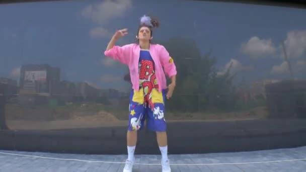 Жінка Химерному Рожевому Вбранні Радісно Танцює Перед Будівлею Яскрава Жінка — стокове відео