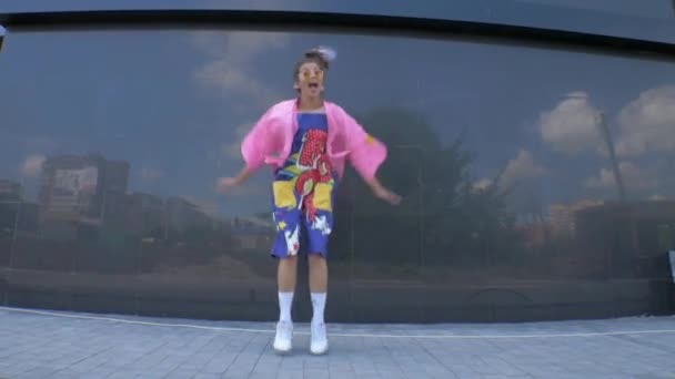Жінка Химерному Рожевому Вбранні Радісно Танцює Перед Будівлею Яскрава Жінка — стокове відео