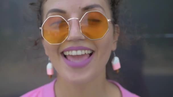 Una Mujer Con Peculiar Atuendo Rosa Canta Alegremente Frente Edificio — Vídeos de Stock