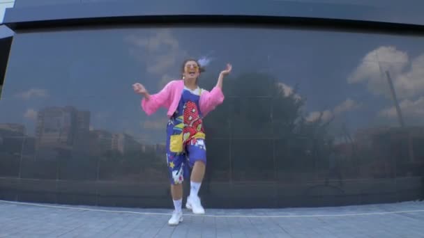 Žena Podivně Růžovém Kostýmu Radostně Tančící Před Budovou Živé Ženy — Stock video