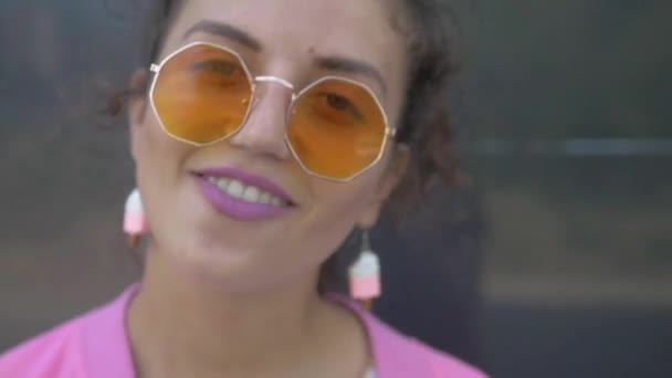 Una Mujer Con Peculiar Atuendo Rosa Canta Alegremente Frente Edificio — Vídeos de Stock