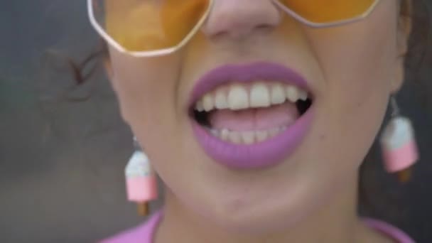 Woman Quirky Pink Outfit Joyfully Sings Front Building Vibrant Woman — Stock Video