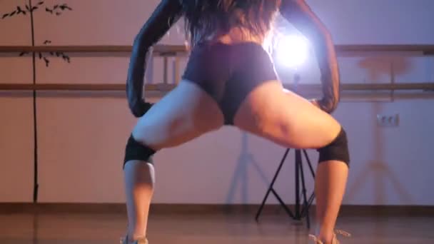 Kobieta Energicznie Tańczy Twerkuje Uwodzicielski Taniec Dziewczyna Tańcząca Twerka Młoda — Wideo stockowe