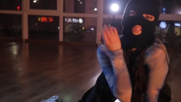 Mujer Una Máscara Pasamontañas Negro Baila Twerking Baile Seductor Chica — Vídeos de Stock