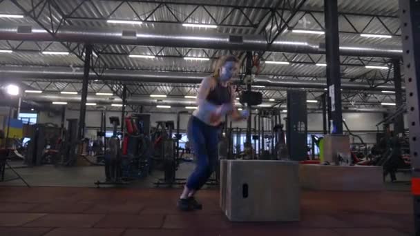 Жінка Виконує Фізичні Вправи Спортзалі Жінка Робить Зважені Присідання Фітнес — стокове відео