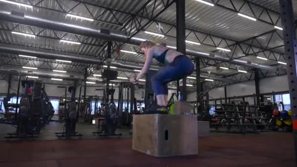 Γυναίκα Εκτελεί Σωματικές Ασκήσεις Στο Γυμναστήριο Γυναίκα Κάνει Βαρείς Καταλήψεις — Αρχείο Βίντεο